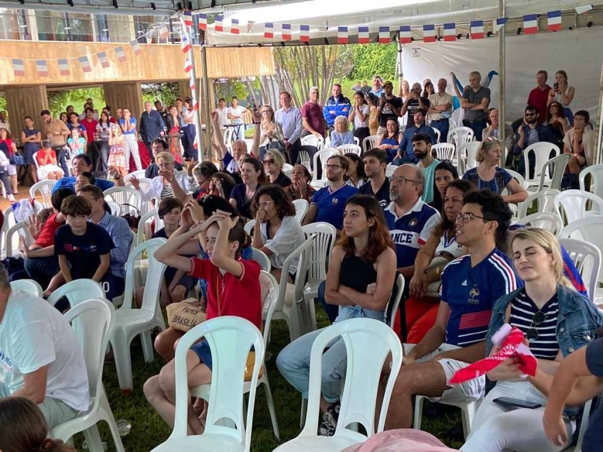 Saiba como os franceses acompanharam a final da Copa na Embaixada