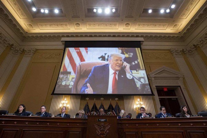 O ex-presidente dos EUA, Donald Trump, é exibido em uma tela durante uma reunião do Comitê Seleto para Investigar o Ataque de 6 de janeiro ao Capitólio dos EUA no Canon House Office Building no Capitólio em 19 de dezembro de 2022 em Washington , DC. - (crédito: Al Drago/Getty Images/AFP ) O ex-presidente dos EUA, Donald Trump, é exibido em uma tela durante uma reunião do Comitê Seleto para Investigar o Ataque de 6 de janeiro ao Capitólio dos EUA no Canon House Office Building no Capitólio em 19 de dezembro de 2022 em Washington , DC. - (crédito: Al Drago/Getty Images/AFP )
