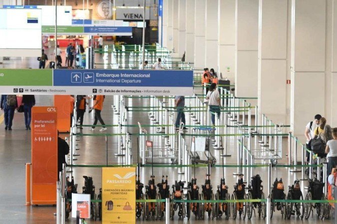  19/12/2022. Crédito: Ed Alves/CB/D.A Press. Brasil. Brasília - DF. Brasil. Movimento no Aeroporto Internacional de Brasilia. Greve de pilotos e comissários provoca atrasos em voos em aeroportos.