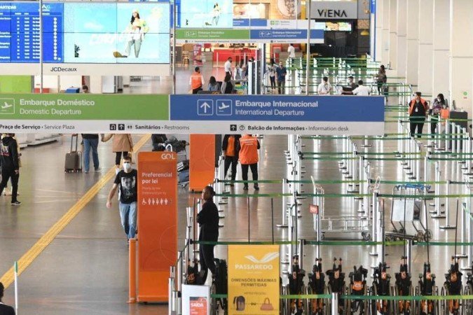  19/12/2022. Crédito: Ed Alves/CB/D.A Press. Brasil. Brasília - DF. Brasil. Movimento no Aeroporto Internacional de Brasilia. Greve de pilotos e comissários provoca atrasos em voos em aeroportos.