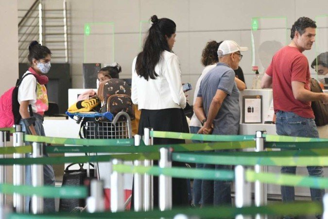  19/12/2022. Crédito: Ed Alves/CB/D.A Press. Brasil. Brasília - DF. Brasil. Movimento no Aeroporto Internacional de Brasilia. Greve de pilotos e comissários provoca atrasos em voos em aeroportos.