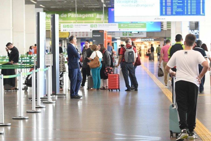  19/12/2022. Crédito: Ed Alves/CB/D.A Press. Brasil. Brasília - DF. Brasil. Movimento no Aeroporto Internacional de Brasilia. Greve de pilotos e comissários provoca atrasos em voos em aeroportos.