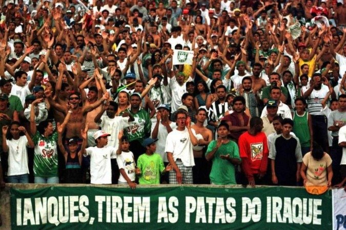  20/12/1998. Crédito: Carlos Vieira/CB/D.A Press. Brasil. Brasília - DF. Torcida do Gama em partida contra o Londrina.
      Caption 