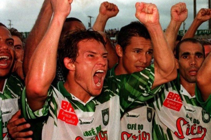  20/12/1998. Crédito: Carlos Silva/CB/D.A Press. Brasil. Brasília - DF. Jogadores do Gama comemoram título do Campeonato Brasileiro de 1998, após vencerem contra o Londrina.
      Caption 