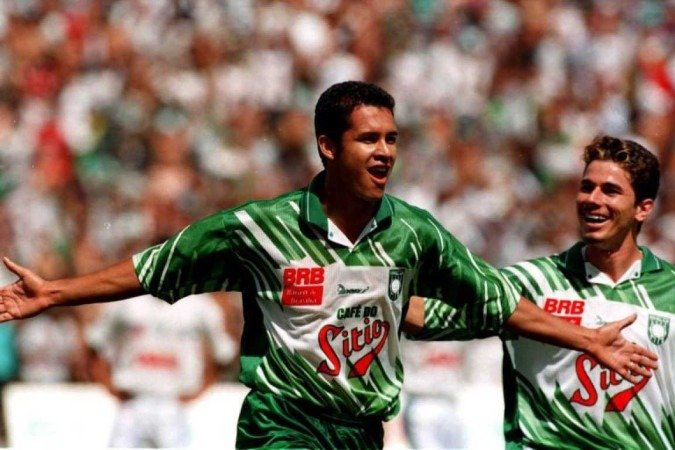  20/12/1998. Crédito: Joedson Alves/CB/D.A Press. Brasil. Brasília - DF. Jogador Renato Martins, autor do primeiro gol do Gama comemora com Willian, em partida contra o Londrina.
      Caption 