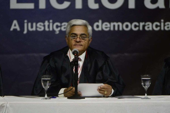 Presidente do Tribunal Regional Eleitoral do DF, Roberval Belinati, durante diplomação de eleitos