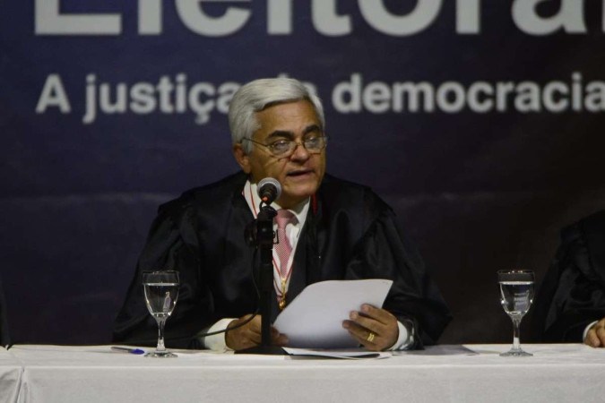 Presidente do Tribunal Regional Eleitoral do DF, Roberval Belinati, durante diplomação de eleitos