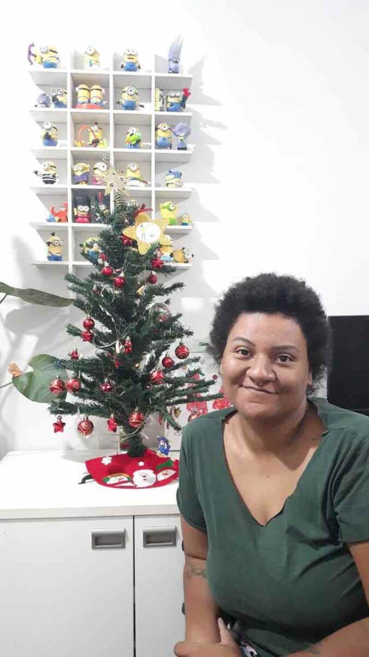 Apesar de não gostar de Natal, Marina Machado passou a montar a árvore para o filho de 5 anos 