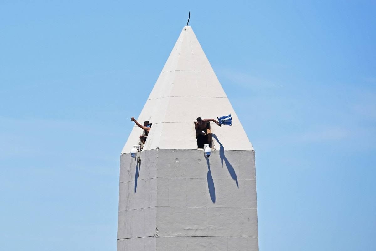 Festa na Argentina tem invasão ao obelisco, prisões e torcedores feridos