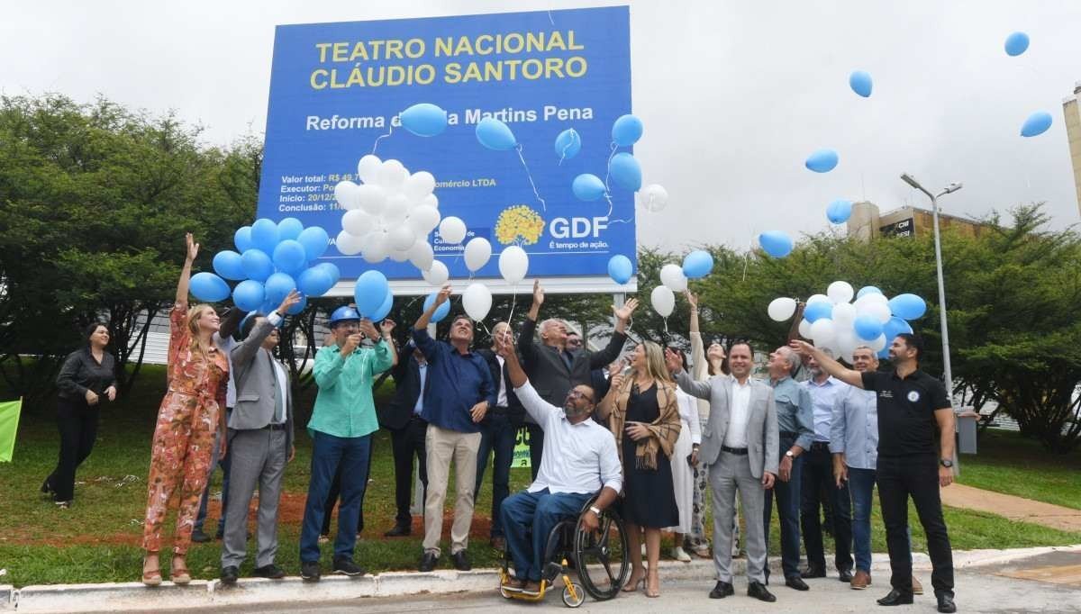  20/12/2022. Crédito: Ed Alves/CB/D.A Press. Brasil. Brasília - DF. Cidades. Reforma do Teatro Nacional. vice Governador Paco Brito assina a Ordem de Serviço que marca começo das Obras. Presença do Secretario de Cultura Bartolomeu Rodrigues, do Presidente da Novacap Fernando Leite, da Vice Governadora Eleita Celina Leão, da Administradora do Plano Piloto Ilka Teodoro e do Maestro Claudio Cohenb e do Jose Humberto Pires secretario de Estado do DF.   