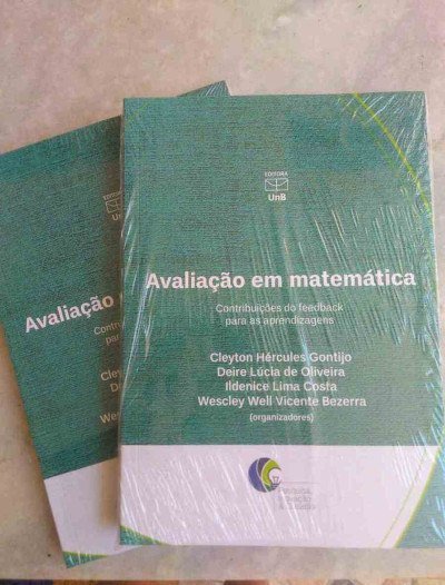 Valdir em aula remota na pandemia; livro autoral (E) e obra em que assina um capítulo
