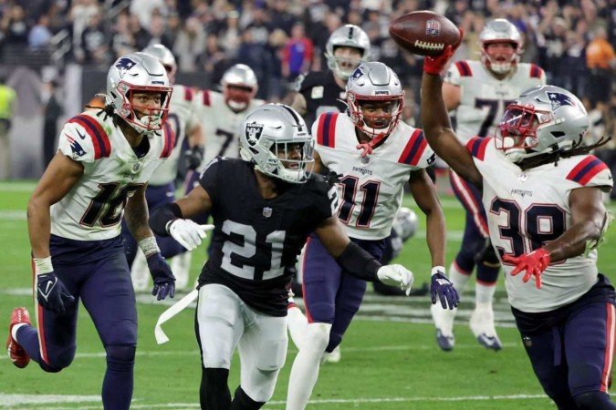 Em jogada insólita no fim do jogo, o New England Patriots tropeça no Las Vegas Raiders e se complica na briga pelos playoffs - (crédito: Getty Images via AFP) Em jogada insólita no fim do jogo, o New England Patriots tropeça no Las Vegas Raiders e se complica na briga pelos playoffs - (crédito: Getty Images via AFP)