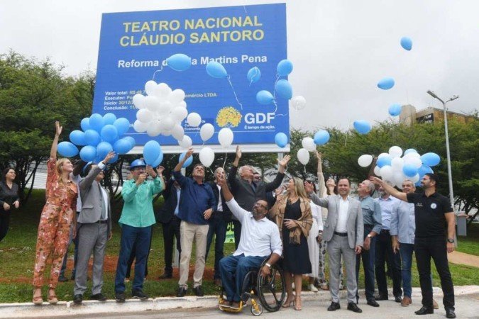  20/12/2022. Crédito: Ed Alves/CB/D.A Press. Brasil. Brasília - DF. Cidades. Reforma do Teatro Nacional. vice Governador Paco Brito assina a Ordem de Serviço que marca começo das Obras. Presença do Secretario de Cultura Bartolomeu Rodrigues, do Presidente da Novacap Fernando Leite, da Vice Governadora Eleita Celina Leão, da Administradora do Plano Piloto Ilka Teodoro e do Maestro Claudio Cohenb e do Jose Humberto Pires secretario de Estado do DF.   