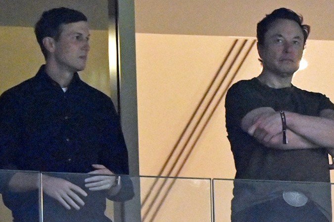 Elon Musk (à direita) na final da Copa do Mundo, ao lado de Jared Kushner, genro de Trump
- (crédito: Getty Images) Elon Musk (à direita) na final da Copa do Mundo, ao lado de Jared Kushner, genro de Trump
- (crédito: Getty Images)