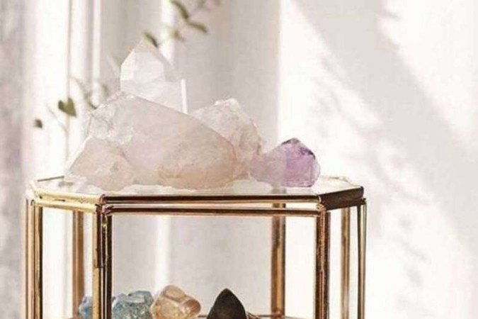 Cristais no canto do quarto são apostas para decoração relacionada ao tema.
