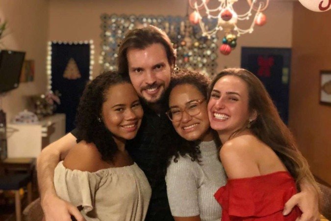 Ana Lara Ribeiro e a família no Natal de 2020.