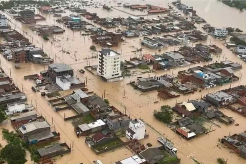 Criança morre soterrada após deslizamento no ES; cenário é de caos