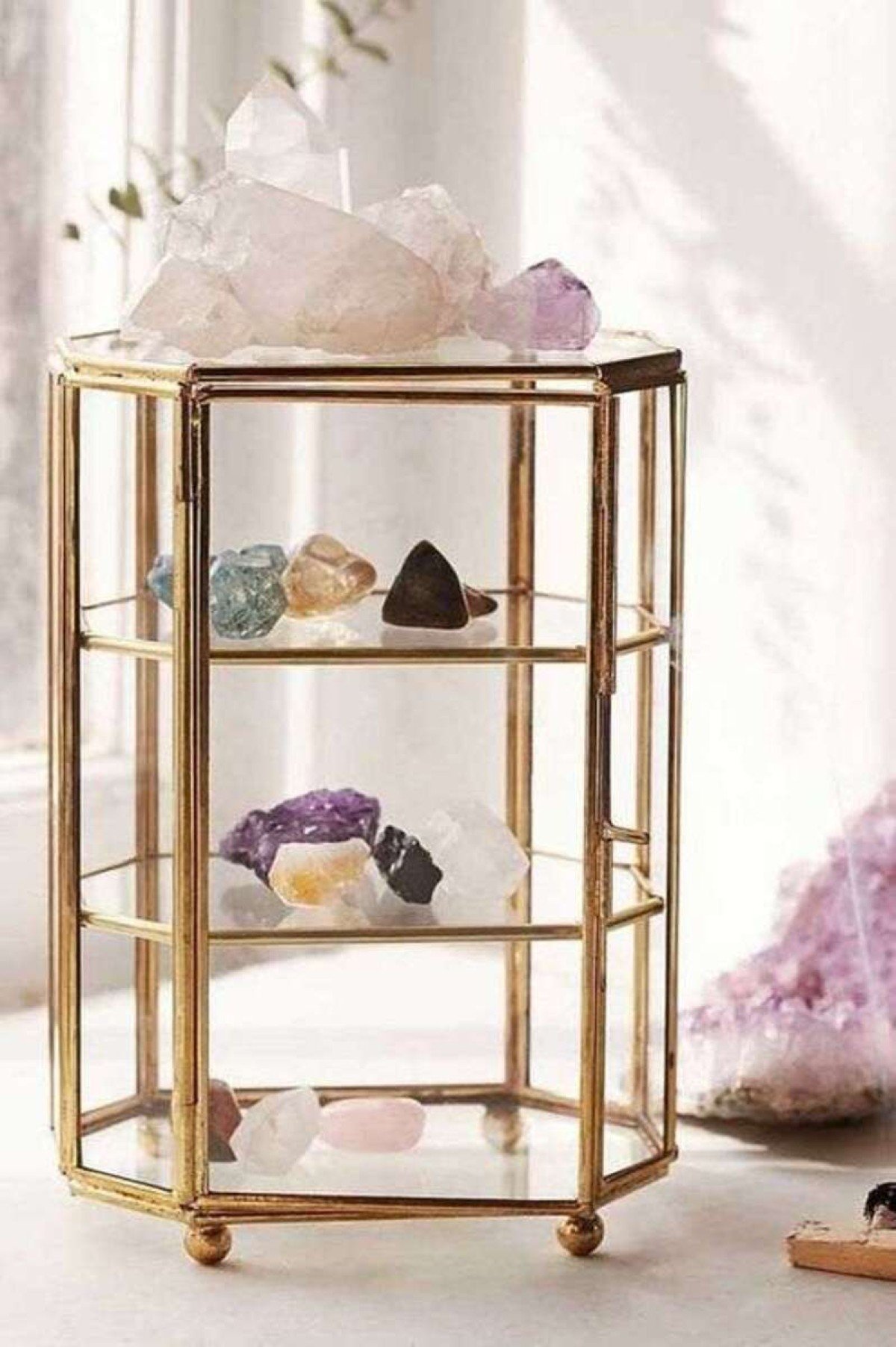 Cristais no canto do quarto são apostas para decoração relacionada ao tema.