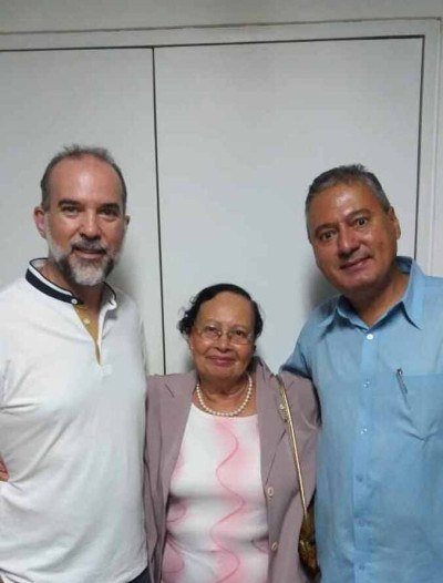 Professor Valdir Sodré com o orientador de mestrado e doutorado, Prof. Dr. Cleyton Hércules Gontijo, e a mãe, Joana D'Arc Sodré, no dia de lançamento do livro autoral
