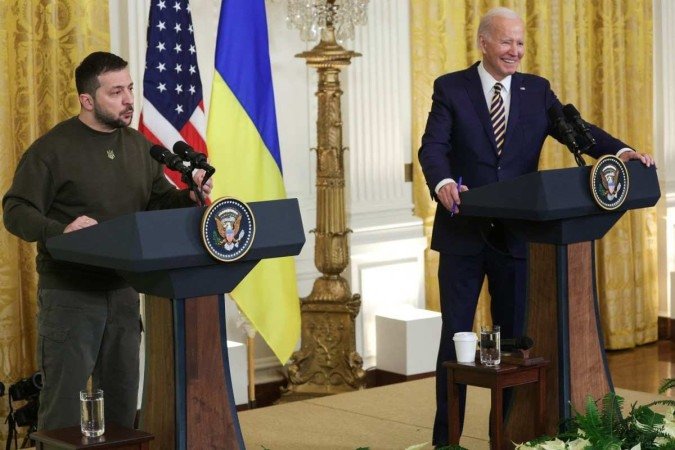O presidente dos EUA, Joe Biden (R) e o presidente da Ucrânia, Volodymyr Zelensky, realizam uma coletiva de imprensa conjunta na Sala Leste da Casa Branca em 21 de dezembro de 2022 - (crédito: ALEX WONG / GETTY IMAGES NORTH AMERICA / Getty Images via AFP) O presidente dos EUA, Joe Biden (R) e o presidente da Ucrânia, Volodymyr Zelensky, realizam uma coletiva de imprensa conjunta na Sala Leste da Casa Branca em 21 de dezembro de 2022 - (crédito: ALEX WONG / GETTY IMAGES NORTH AMERICA / Getty Images via AFP)