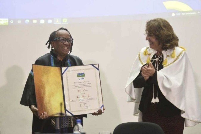 ueli Carneiro recebe o diploma de doutora Honoris Causa da reitora da UnB, Márcia Abrahão