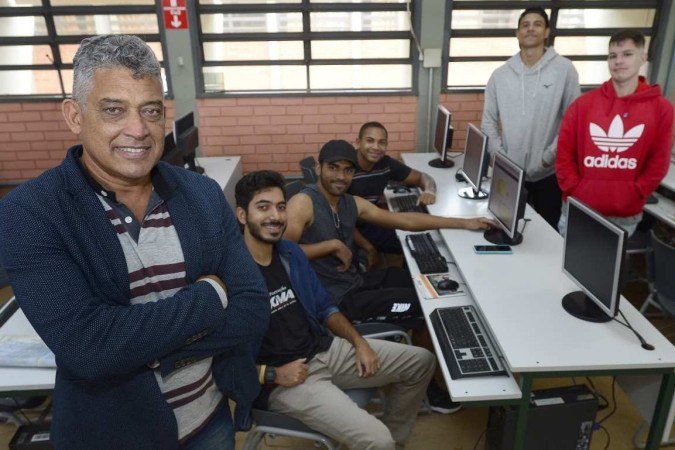 O professor Tarso Lima, que ministra curso sobre carreira profissional a estudantes da Escola Técnica de Brasília (ETB), e parte da turma - (crédito: Marcelo Ferreira/CB/D.A.Press) O professor Tarso Lima, que ministra curso sobre carreira profissional a estudantes da Escola Técnica de Brasília (ETB), e parte da turma - (crédito: Marcelo Ferreira/CB/D.A.Press)