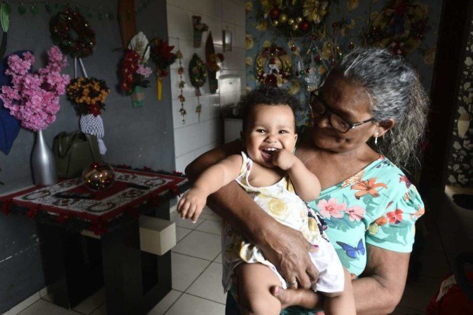  21/12/2022. Crédito: Minervino Júnior/CB/D.A Press. Brasil.  Brasilia - DF.  Como é viver a velhice na periferia de Brasília. Joana Silveira moradora do Paranoá Parque com a neta Maitê Sofia.