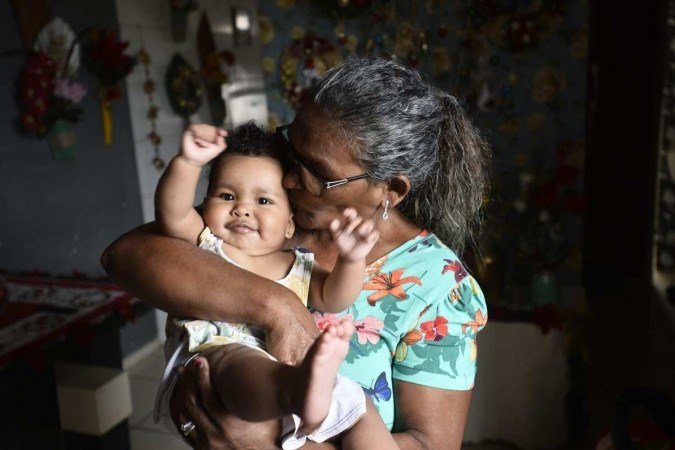  21/12/2022. Crédito: Minervino Júnior/CB/D.A Press. Brasil.  Brasilia - DF.  Como é viver a velhice na periferia de Brasília. Joana Silveira moradora do Paranoá Parque com a neta Maitê Sofia.