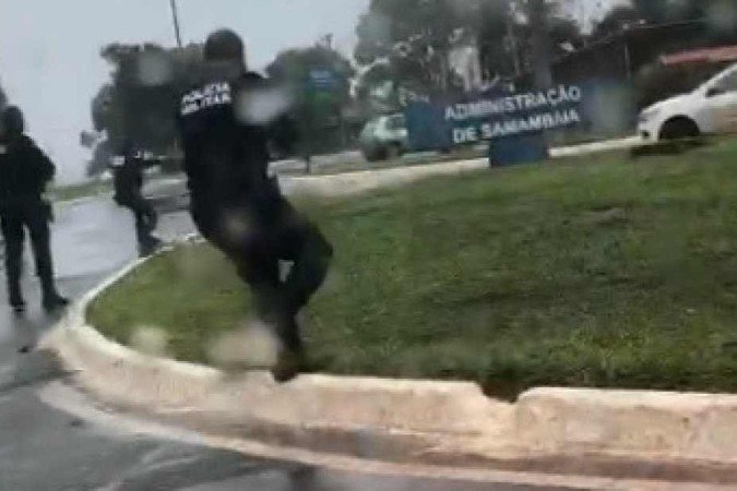 PMs interceptaram o veículo e prenderam os assaltantes - (crédito: Samambaia News/Reprodução) PMs interceptaram o veículo e prenderam os assaltantes - (crédito: Samambaia News/Reprodução)
