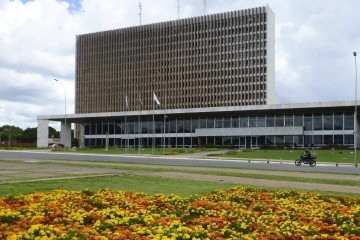 O reajuste para os servidores terá um impacto anual de R$ 1,3 bilhão, somando R$ 5,3 bilhões até 2025 -  (crédito:  Marcelo Ferreira/CB/D.A. Press)