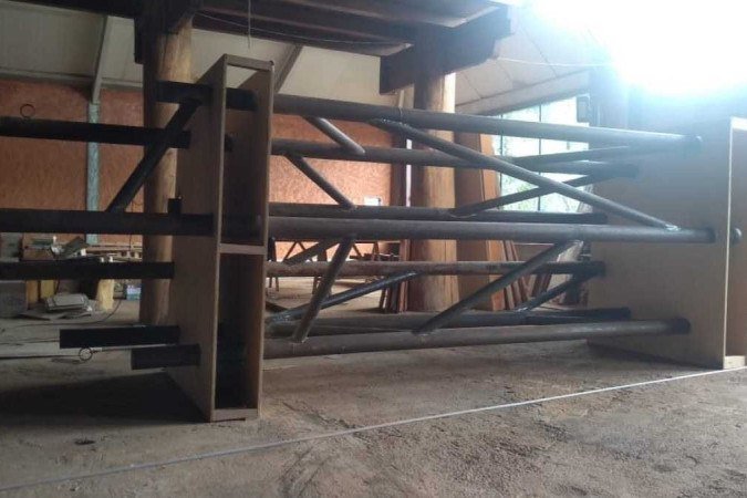 Esqueleto da escultura em galpão de Taguatinga 