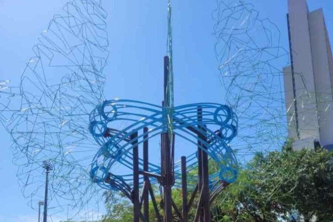 O memorial para homenagear as vitimas do Amianto está instalado em uma praça de Osasco 