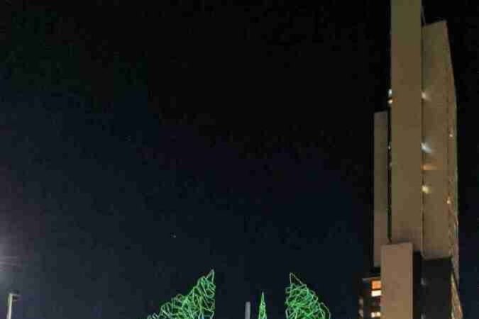 Vista do Memorial para as vítimas do amianto, à noite, em Osasco 