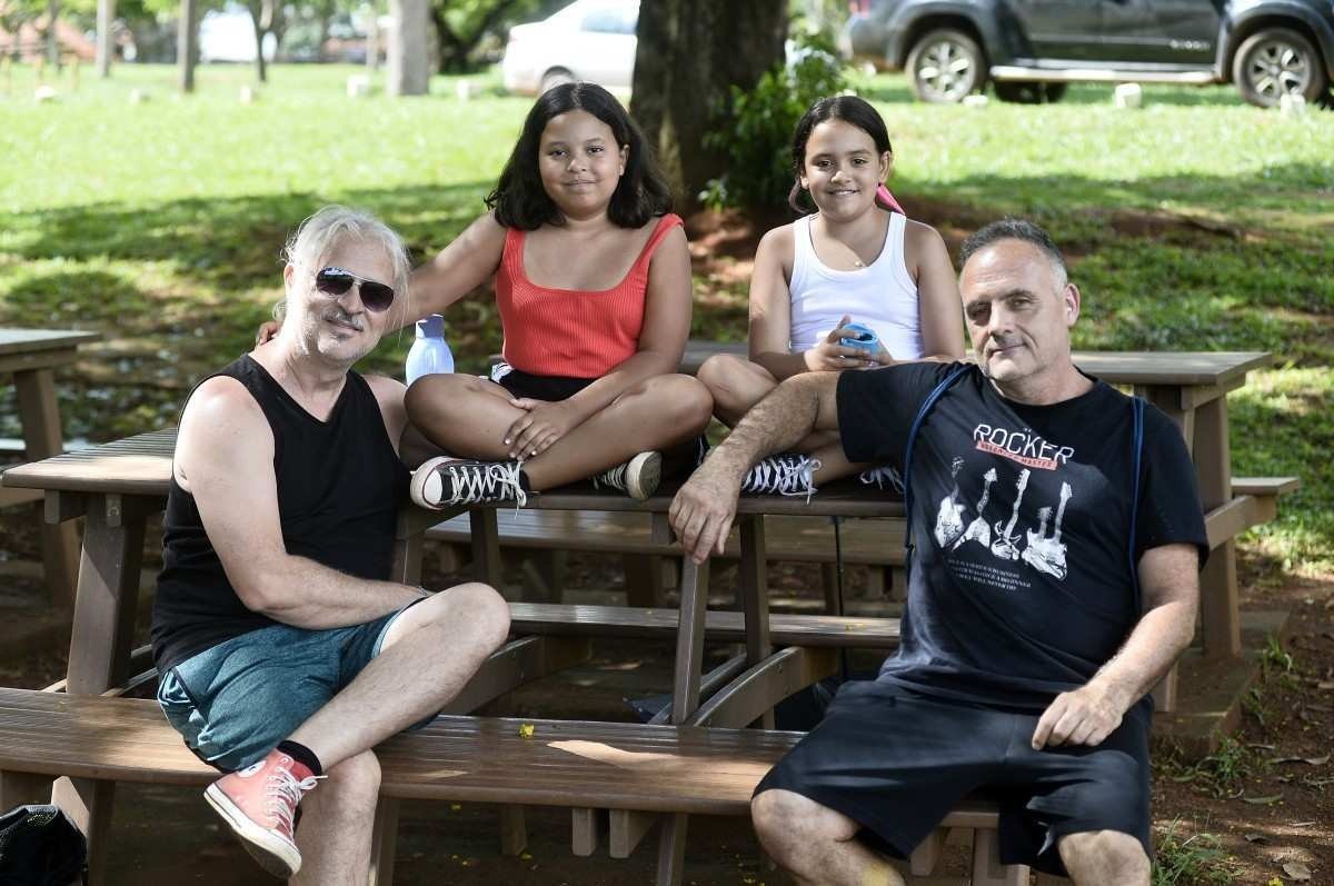  22/12/2022. Cr..dito: Minervino J..nior/CB/D.A Press. Brasil.  Brasilia - DF.  F..rias escolares.  Pais com seus filhos no Zool..gico.