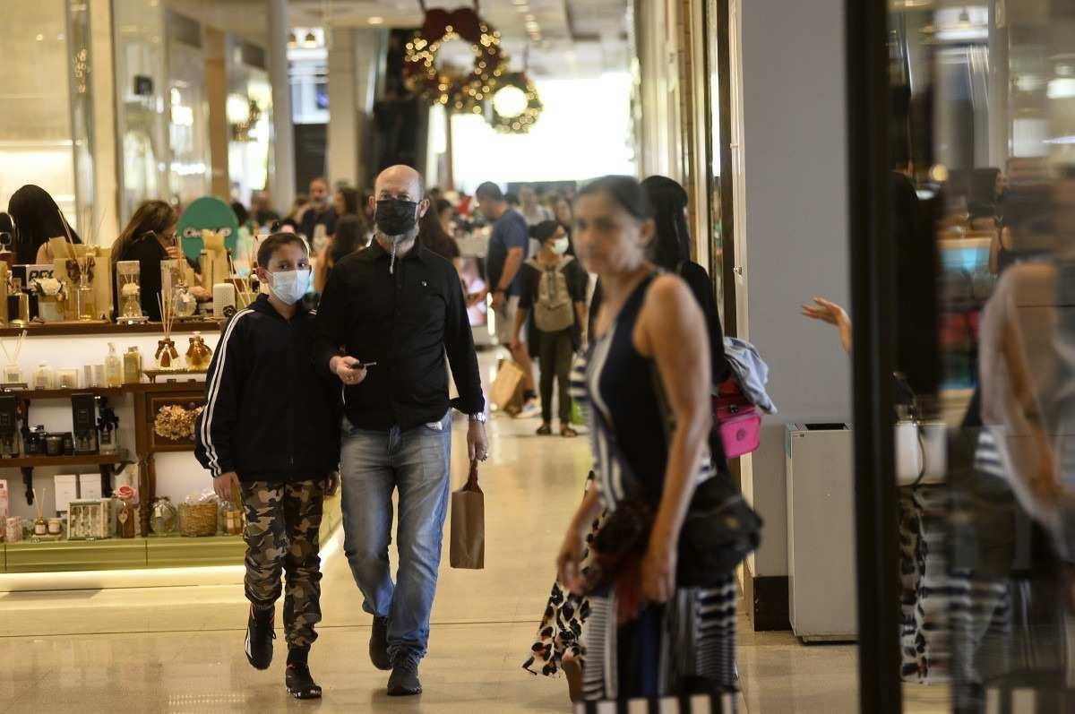 Consumidor que deixou as compras para última hora encontra preços altos