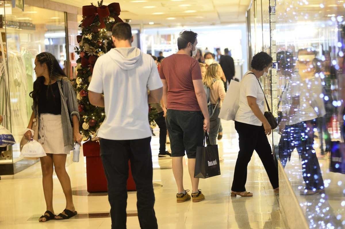 Com a correria de última hora para as compras, lojas ficam abertas até as 19h
