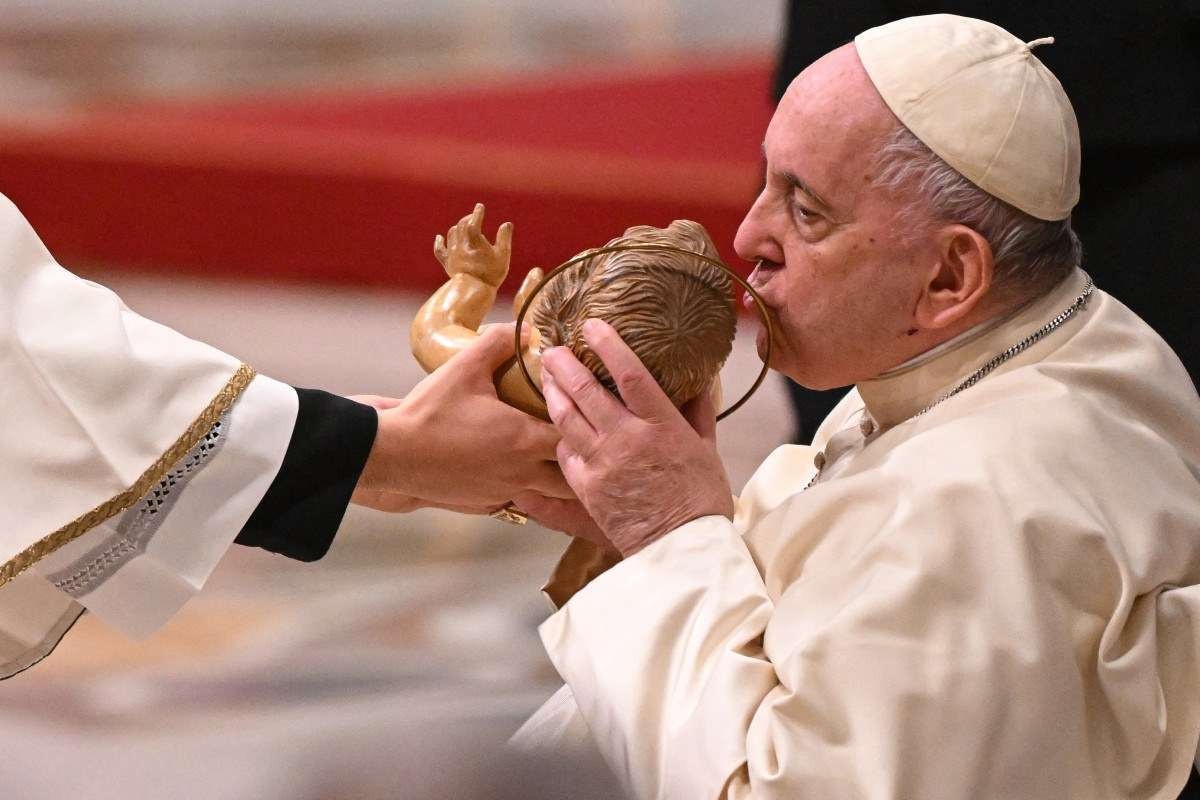 Papa Francisco celebra Missa do Galo e condena a 
