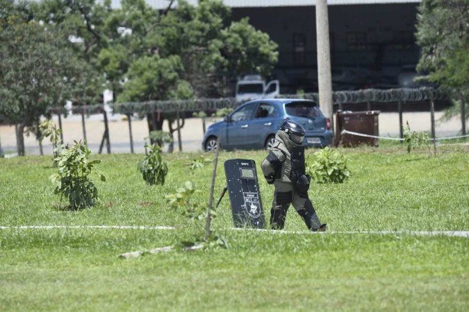 Esquadrão anti-bomba do Bope e Polícia Federal atuaram na ameaça de bomba no aeroporto. Três pessoas foram condenadas pelo tentativa de explodir o Aeroporto de Brasília -  (crédito: Minervino Júnior/CB/D.A.Press)