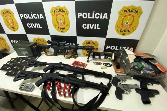 Um verdadeiro arsenal foi encontrado com o suspeito -  (crédito: PCDF/Divulgação)