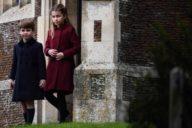  Britains Prince Louis of Wales (L) and Britains Princess Charlotte of Wales react as they leave at the end of the Royal Familys traditional Christmas Day service at St Mary Magdalene Church in Sandringham, Norfolk, eastern England, on December 25, 2022. (Photo by Daniel LEAL / AFP)        -  (crédito:  AFP)