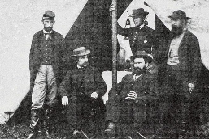 Alan Pinkerton, fundador da Agência Pinkerton, e sua equipe. Kate Warne está de pé, apoiando-se no poste - Alan Pinkerton, fundador da Agência Pinkerton, e sua equipe. Kate Warne está de pé, apoiando-se no poste -