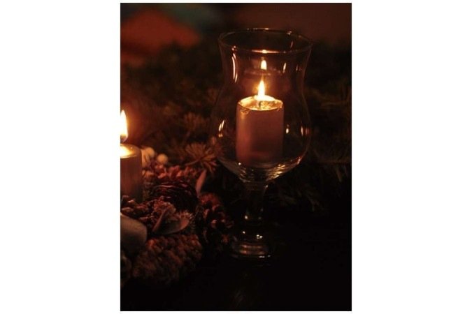 O uso de velas e iluminação indireta deixa o ambiente mais intimista