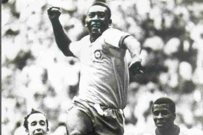 20/08/1970. Crédito: C. Chicarino/Divulgação. Mexico. Jogadores da Seleção Brasileira de Futebol, Tostao, Pele e Jairzinho comemoram gol marcado em um jogo valido pela Copa do Mundo de Futebol
Publicacoes:
CB, 19/03/2006. Esportes, p. 44; CB, 13//. Glória e Drama, p. 7; CB, 10/06/2010. Revista Super Esportes, p. 59 (corte); CB, 24/06/2010. Super Esportes, p. 6/7; CB, 08/06/2014. Caderno Especial Guia da Copa do Mundo 2014, p. 2; CB, 29/06/2014. TV Mais, capa
Observações: Escritor Leg.: RM BL
Localização no acervo físico: CB, CD: 27/06/2002; Pasta: COPA DO MUNDO DE FUTEBOL DE 1970 - MEXICO. JOGO