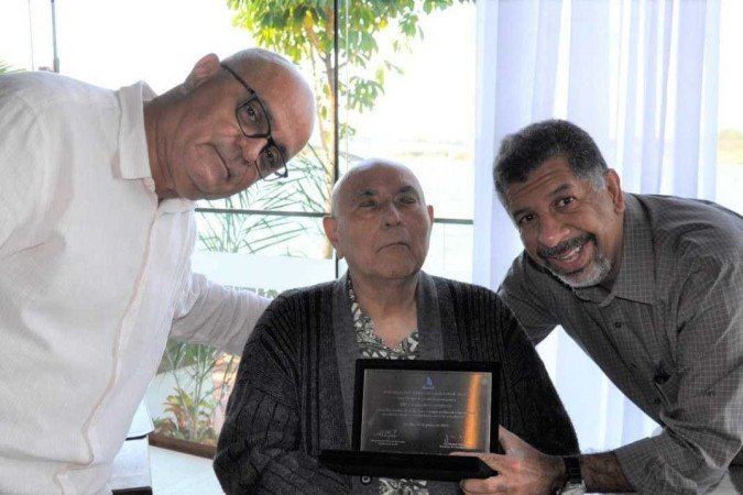 Wilson Pedrosa sendo homenageado pela Associação dos Servidores do Senado Federal. À direita o filho, Jefferson Pedrosa e, à esquerda, Petrus Elesbão, presidente da associação - (crédito: Arquivo da família Pedrosa ) Wilson Pedrosa sendo homenageado pela Associação dos Servidores do Senado Federal. À direita o filho, Jefferson Pedrosa e, à esquerda, Petrus Elesbão, presidente da associação - (crédito: Arquivo da família Pedrosa )