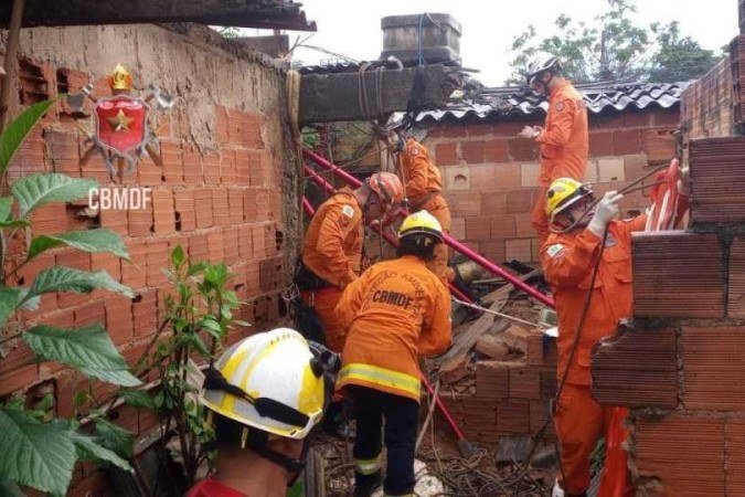 Homem cai em fosso de 12 metros de profundidade em São Sebastião - (crédito: Divulgação/CBMDF) Homem cai em fosso de 12 metros de profundidade em São Sebastião - (crédito: Divulgação/CBMDF)