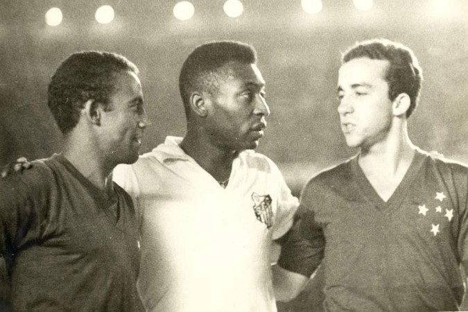 O jogador de futebol do Santos, Pelé (c) com os jogadores do Cruzeiro, Tostão e Dirceu Lopes -  (crédito:  Arquivo Estado de Minas)