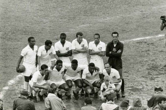  1965. Quadro do Santos Futebol Clube formado por: Em pé: Lima, Zito, Haroldo, Ismael, Modesto e Gilmar. Agachados: Toninho, Mengalvio, Coutinho, Pelé e Pepe.
      