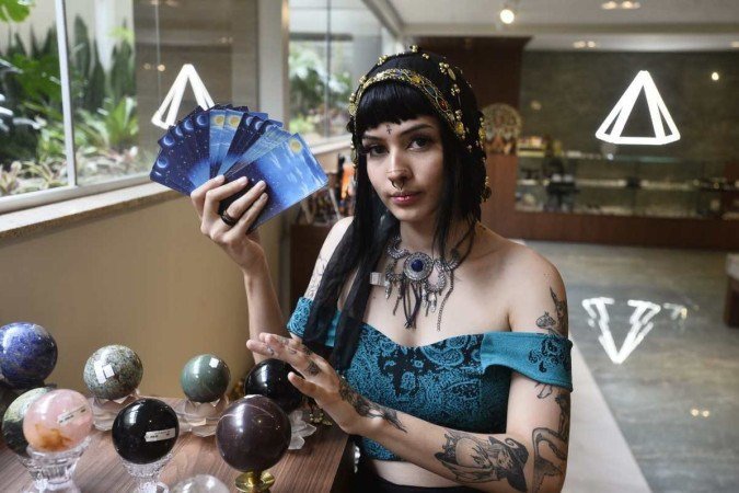  27/12/2022. Crédito: Minervino Júnior/CB/D.A Press. Brasil.  Brasilia - DF. Revista. Misticismo nas novas gerações. Taróloga Luiza Lopes fotos no Templo da Boa Vontade.