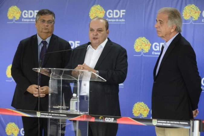 Governador do Distrito Federal, Ibaneis Rocha, discursa na coletiva de imprensa após reunião que discutiu a segurança na posse do presidente eleito, na manhã do dia 27/12 ao lado dos ministro indicados para o Ministério da Defesa e da Justiça de Lula, José Mucio (à direita) e Flávio Dino ( à esquerda). - (crédito: Marcelo Ferreira - CB/ DA Press) Governador do Distrito Federal, Ibaneis Rocha, discursa na coletiva de imprensa após reunião que discutiu a segurança na posse do presidente eleito, na manhã do dia 27/12 ao lado dos ministro indicados para o Ministério da Defesa e da Justiça de Lula, José Mucio (à direita) e Flávio Dino ( à esquerda). - (crédito: Marcelo Ferreira - CB/ DA Press)