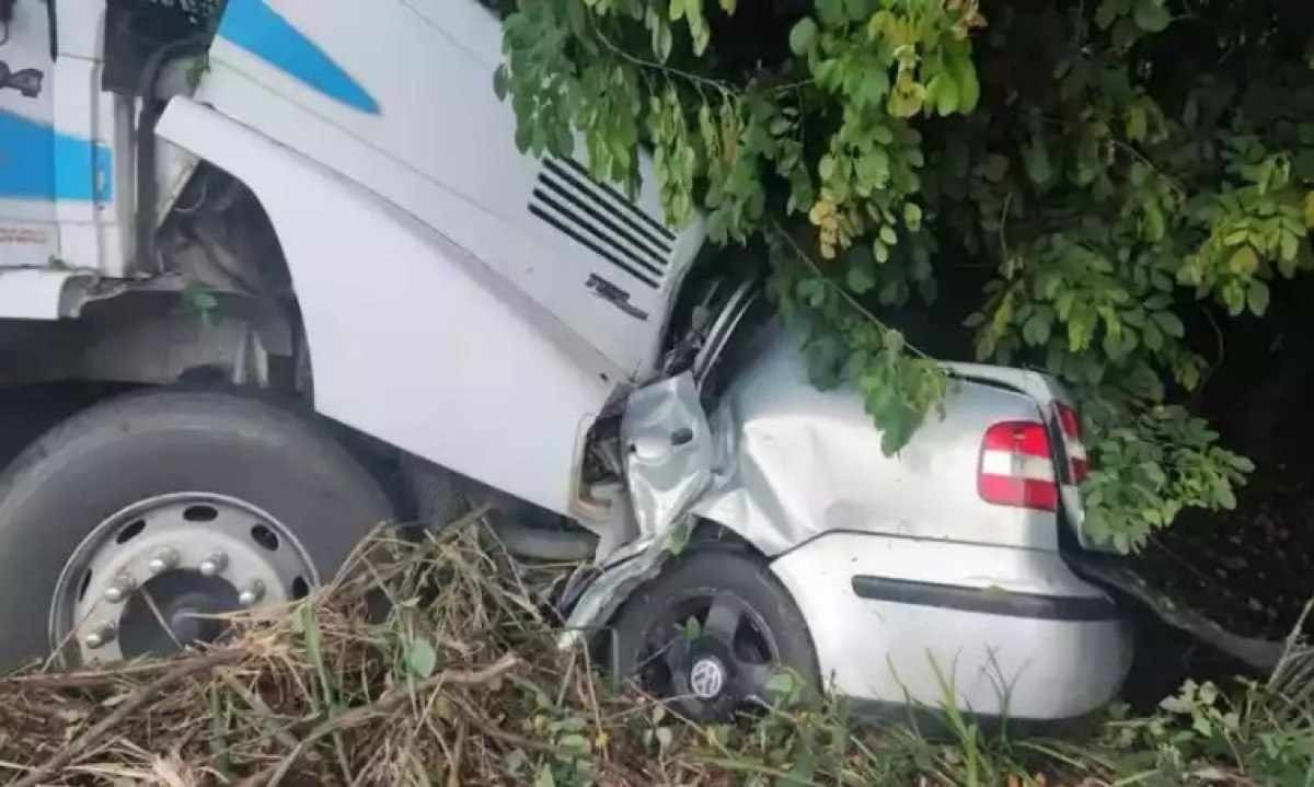 Acidente entre carro e carreta mata quatro pessoas na BR-116